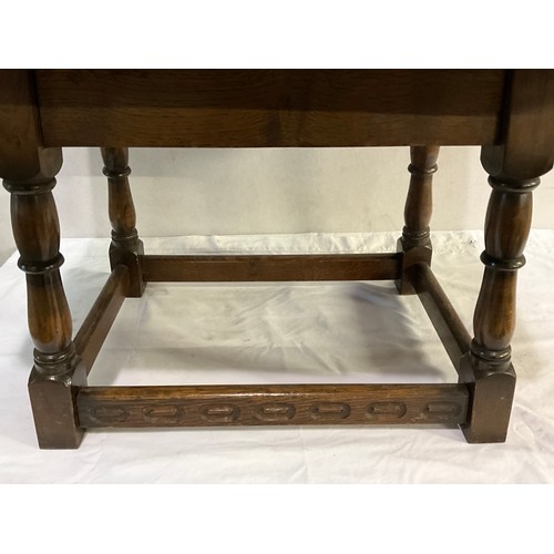 518 - SMALL VINTAGE OAK DROP LEAF TABLE ON TURNED SUPPORTS A/F W19