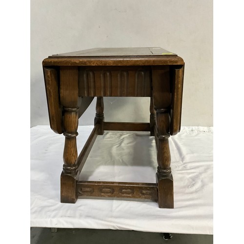 518 - SMALL VINTAGE OAK DROP LEAF TABLE ON TURNED SUPPORTS A/F W19