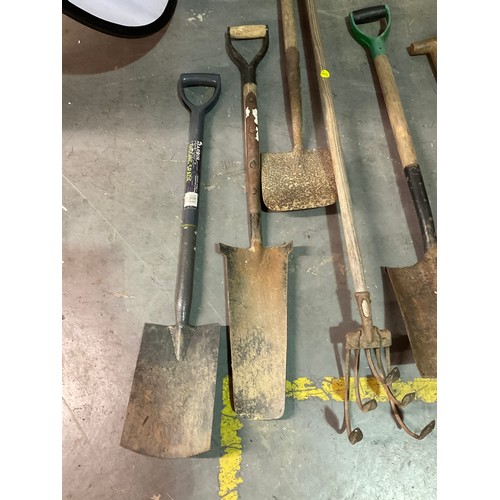 304 - LARGE COLLECTION OF GARDEN TOOLS TO INCLUDE SPADES SAWS ETC