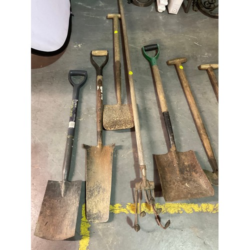 304 - LARGE COLLECTION OF GARDEN TOOLS TO INCLUDE SPADES SAWS ETC