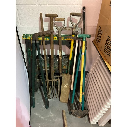 304 - LARGE COLLECTION OF GARDEN TOOLS TO INCLUDE SPADES SAWS ETC