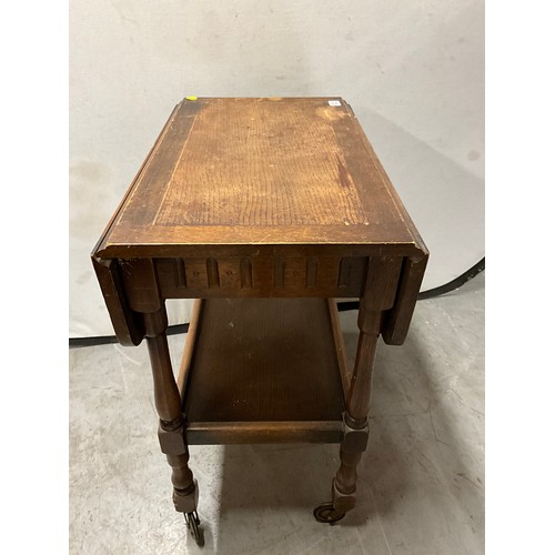 523 - 1950S VINTAGE OAK DROP LEAF TEA TROLLEY ON TURNED SUPPORTS AND CASTERS W26