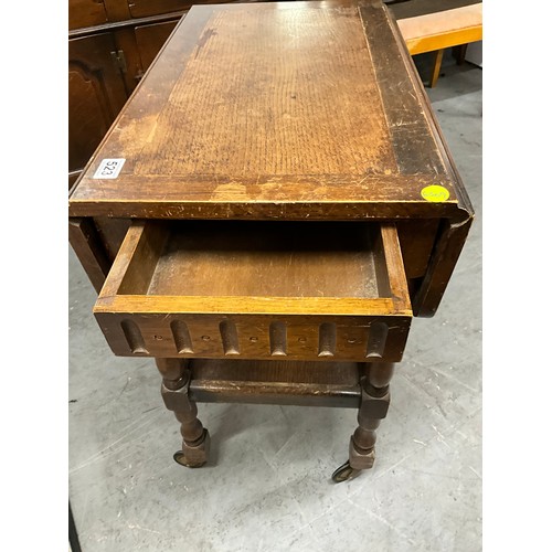 523 - 1950S VINTAGE OAK DROP LEAF TEA TROLLEY ON TURNED SUPPORTS AND CASTERS W26