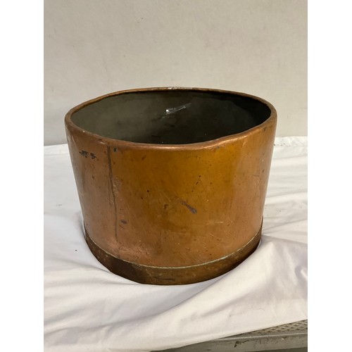 524 - ANTIQUE COPPER POT WITH STEEL RIMMED FOOT DIA12