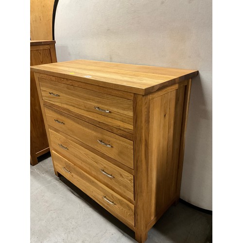 526 - MODERN OAK FOUR DRAWER BEDROOM CHEST WITH CHROME HANDLES W39