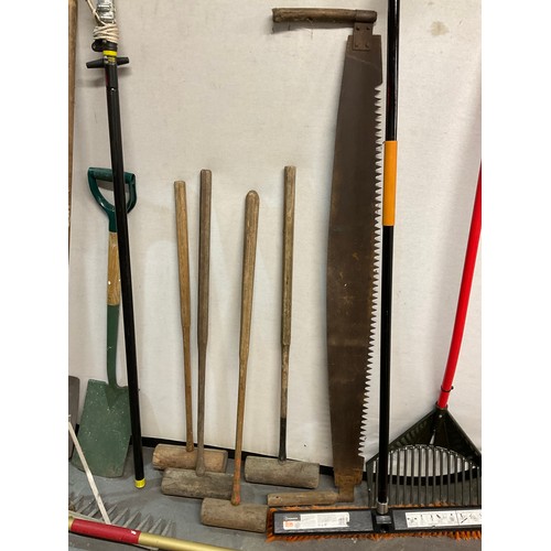 309 - SELECTION OF GARDEN TOOLS TO INCLUDE RAKES SPADES ETC AND A CANOE PADDLE CROQUET MALLETS ETC