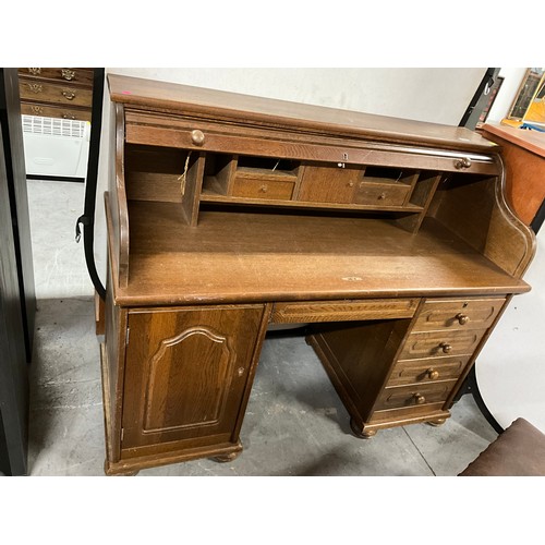 530 - MODERN OAK ROLL TOP DESK WITH CUPBOARDS TO BASE AND MATCHING CHAIR W55