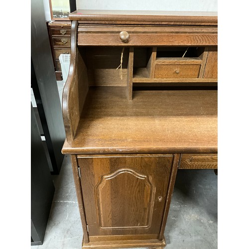 530 - MODERN OAK ROLL TOP DESK WITH CUPBOARDS TO BASE AND MATCHING CHAIR W55