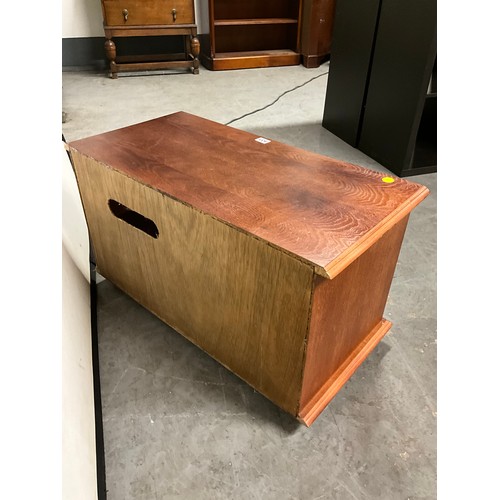 531 - MODERN WOODEN TV STAND WITH CUPBOARD AND DRAWER W32