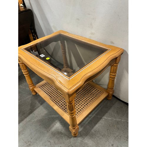 537 - MODERN GLASS TOP COFFEE TABLE ON TURNED SUPPORTS W29