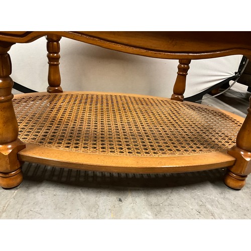 539 - MODERN OVAL GLASS TOP COFFEE TABLE ON TURNED SUPPORTS W42