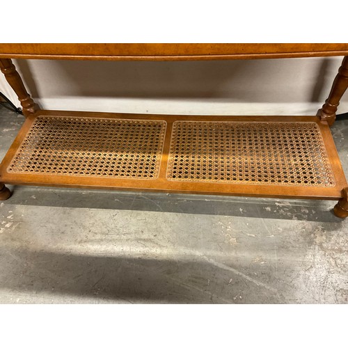 548 - MODERN GLASSED TOP CONSOLE TABLE ON TURNED SUPPORTS W42