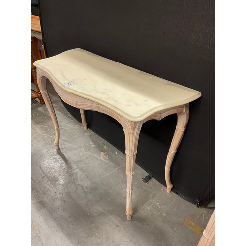 552 - MODERN MARBLE TOP CONSOLE TABLE WITH DISTRESSED PAINTED BASE W40