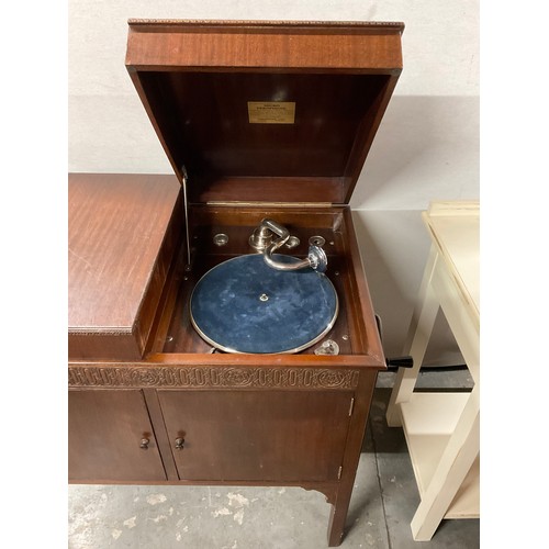 555 - VINTAGE PEROPHONE MAHOGANY CASED GRAMOPHONE CABINET COMPLETE WITH HANDLE  W31