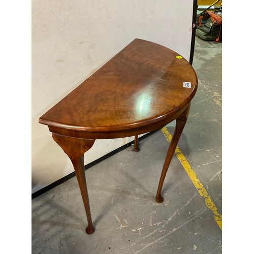 569 - VINTAGE 1950S WALNUT SIDE TABLE ON CABRIOLE LEGS W29