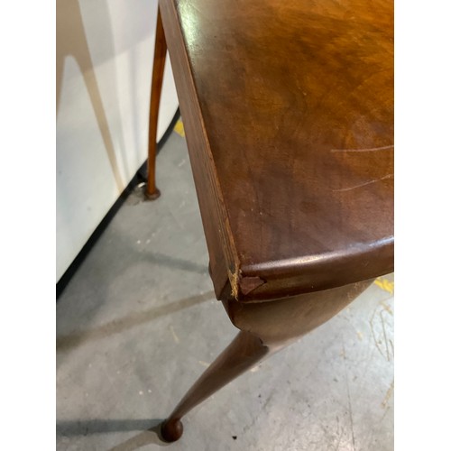 569 - VINTAGE 1950S WALNUT SIDE TABLE ON CABRIOLE LEGS W29