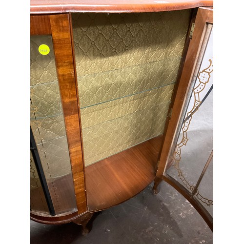 560 - VINTAGE WALNUT VENEERED GLASS FRONTED CHINA CABINET A/F W41