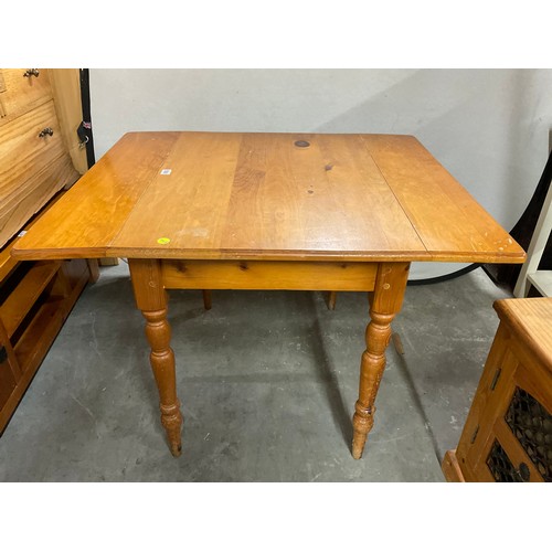 568 - MODERN PINE DROP LEAF KITCHEN TABLE ON TURNED LEGS W36