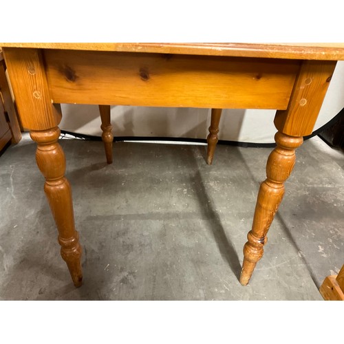 568 - MODERN PINE DROP LEAF KITCHEN TABLE ON TURNED LEGS W36