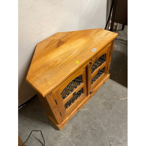 570 - MODERN PINE CORNER TV STAND W33