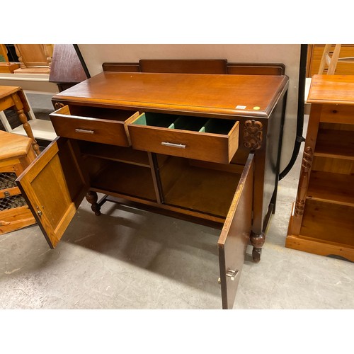 572 - VINTAGE 1950S OAK SIDEBOARD WITH TWO DRAWERS ABOVE TWO CUPBOARDS WITH CHROME HANDLES W48