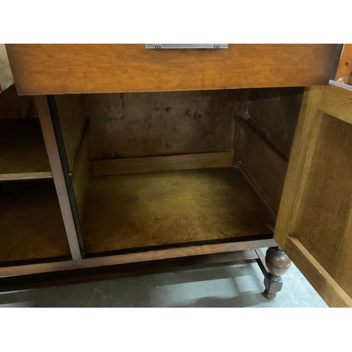 572 - VINTAGE 1950S OAK SIDEBOARD WITH TWO DRAWERS ABOVE TWO CUPBOARDS WITH CHROME HANDLES W48