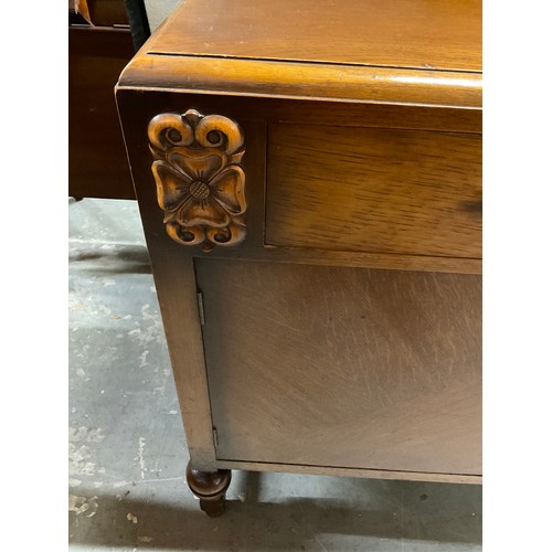 572 - VINTAGE 1950S OAK SIDEBOARD WITH TWO DRAWERS ABOVE TWO CUPBOARDS WITH CHROME HANDLES W48