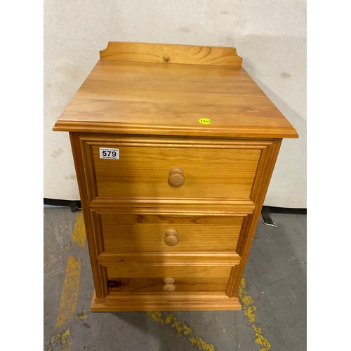 579 - MODERN SOLID PINE THREE DRAWER BEDSIDE CHEST W18