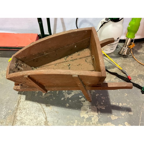 319 - GARDEN SPRAY GARDEN WHEELBARROW KNEELING STAND ETC