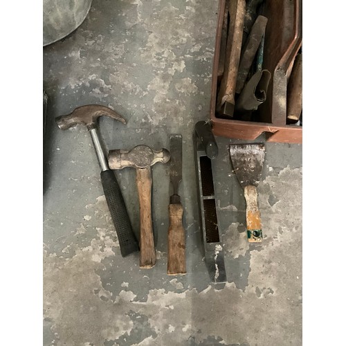 330 - VARIOUS VINTAGE GARDEN TOOLS TO INCLUDE GALVANISED TUB AND BUCKET ETC