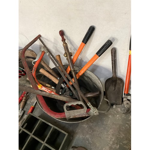 330 - VARIOUS VINTAGE GARDEN TOOLS TO INCLUDE GALVANISED TUB AND BUCKET ETC