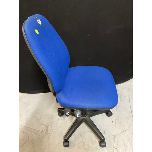 401 - BLUE SWIVEL OFFICE CHAIR