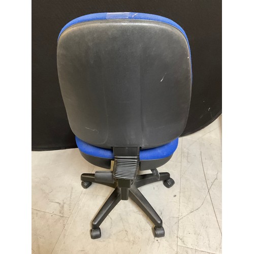 401 - BLUE SWIVEL OFFICE CHAIR