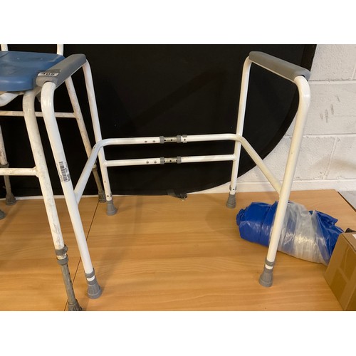 405 - VARIOUS MOBILITY ITEMS TO INCLUDE BED RAIL SHOWER SEATS ETC