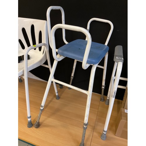 405 - VARIOUS MOBILITY ITEMS TO INCLUDE BED RAIL SHOWER SEATS ETC