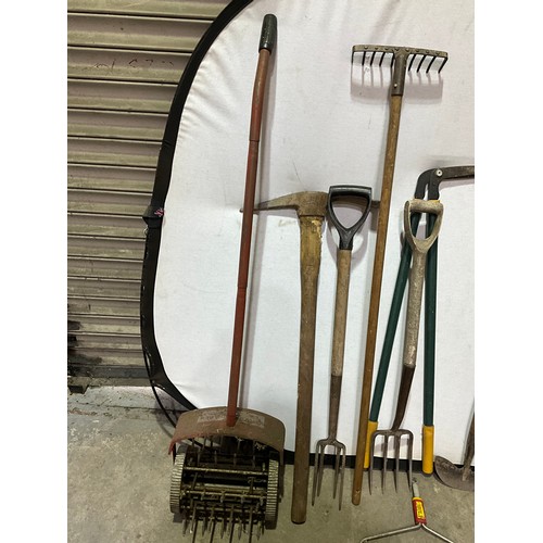 360 - QUANTITY OF VINTAGE GARDEN TOOLS TO INCLUDE SPADE FORKS  PICK AXE ETC