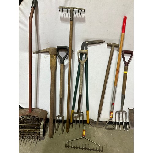 360 - QUANTITY OF VINTAGE GARDEN TOOLS TO INCLUDE SPADE FORKS  PICK AXE ETC