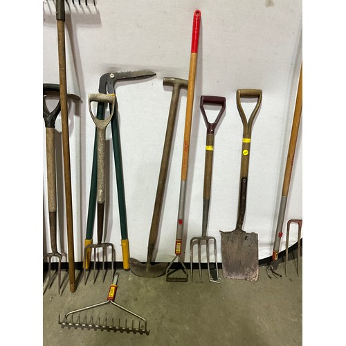 360 - QUANTITY OF VINTAGE GARDEN TOOLS TO INCLUDE SPADE FORKS  PICK AXE ETC