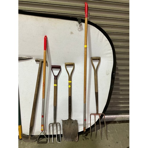 360 - QUANTITY OF VINTAGE GARDEN TOOLS TO INCLUDE SPADE FORKS  PICK AXE ETC