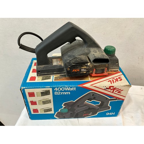 382 - BOX OF POWER TOOLS TO INCLUDE HOT AIR GUN RECIPROCATING SAW SANDERS ETC