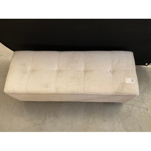 432 - CREAM UPHOLSTERED OTTOMAN H17