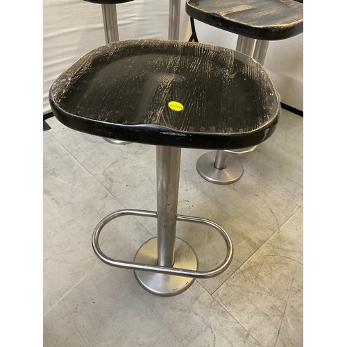 450 - FIVE METAL BAR STOOLS WITH WOODEN SEATS ON CHROME BASES WITH FOOT REST