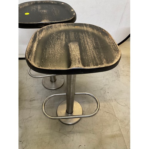 450 - FIVE METAL BAR STOOLS WITH WOODEN SEATS ON CHROME BASES WITH FOOT REST