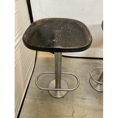 450 - FIVE METAL BAR STOOLS WITH WOODEN SEATS ON CHROME BASES WITH FOOT REST