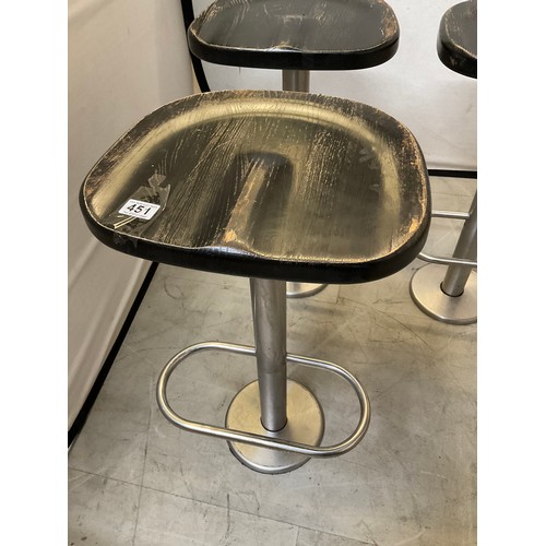 451 - FOUR METAL BAR STOOLS WITH WOODEN SEATS ON CHROME BASES WITH FOOT REST