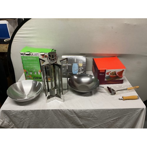 18 - BOX OF KITCHEN ITEMS TO INCLUDE JUICER,TAGIENE COOKING POT,WOK ETC