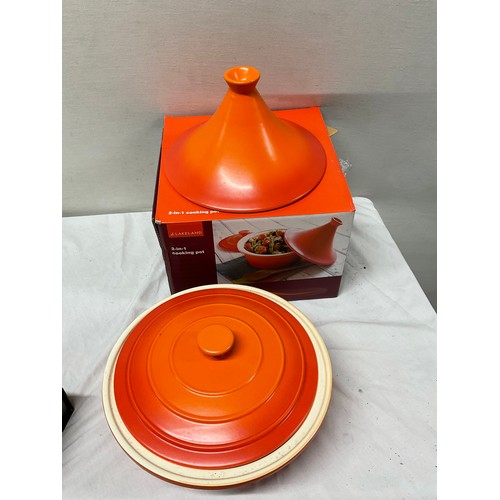 18 - BOX OF KITCHEN ITEMS TO INCLUDE JUICER,TAGIENE COOKING POT,WOK ETC