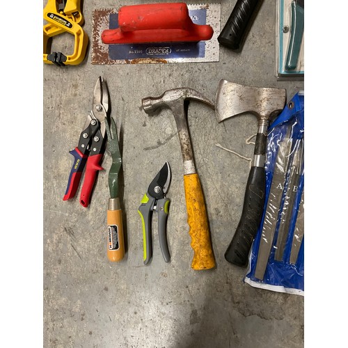 34 - BOX OF VARIOUS TOOLS TO INCLUDE AXE,CRIMPING TOOL,CLAMPS ETC