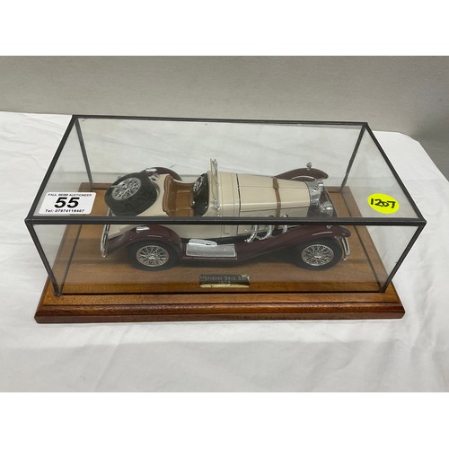 55 - SCALE MODEL OF 1928 MERCEDES BENZ SSK IN TABLE TOP DISPLAY CABINET