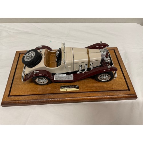 55 - SCALE MODEL OF 1928 MERCEDES BENZ SSK IN TABLE TOP DISPLAY CABINET